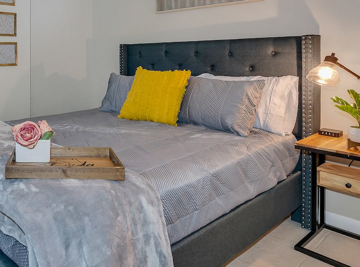 Svaka od tri spavaće sobe ima vlastiti ormar i bračni krevet...