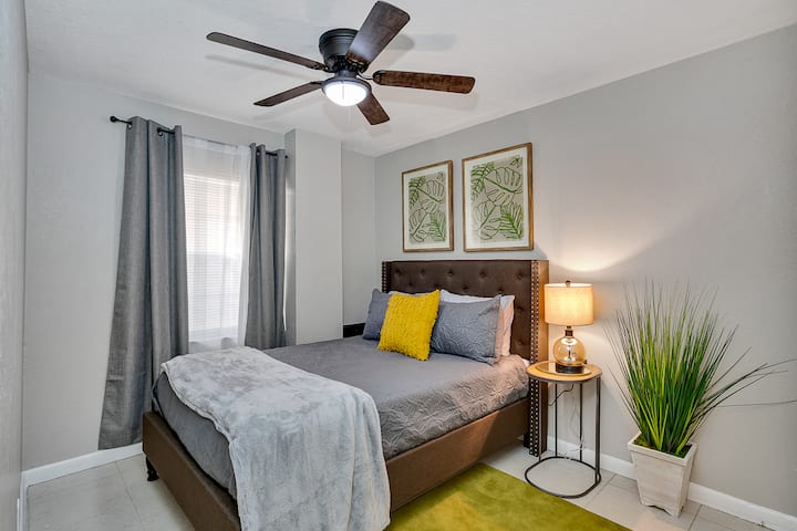 Svaka od tri spavaće sobe ima vlastiti ormar i bračni krevet...