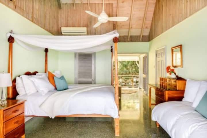 Queen Bedroom- Villa