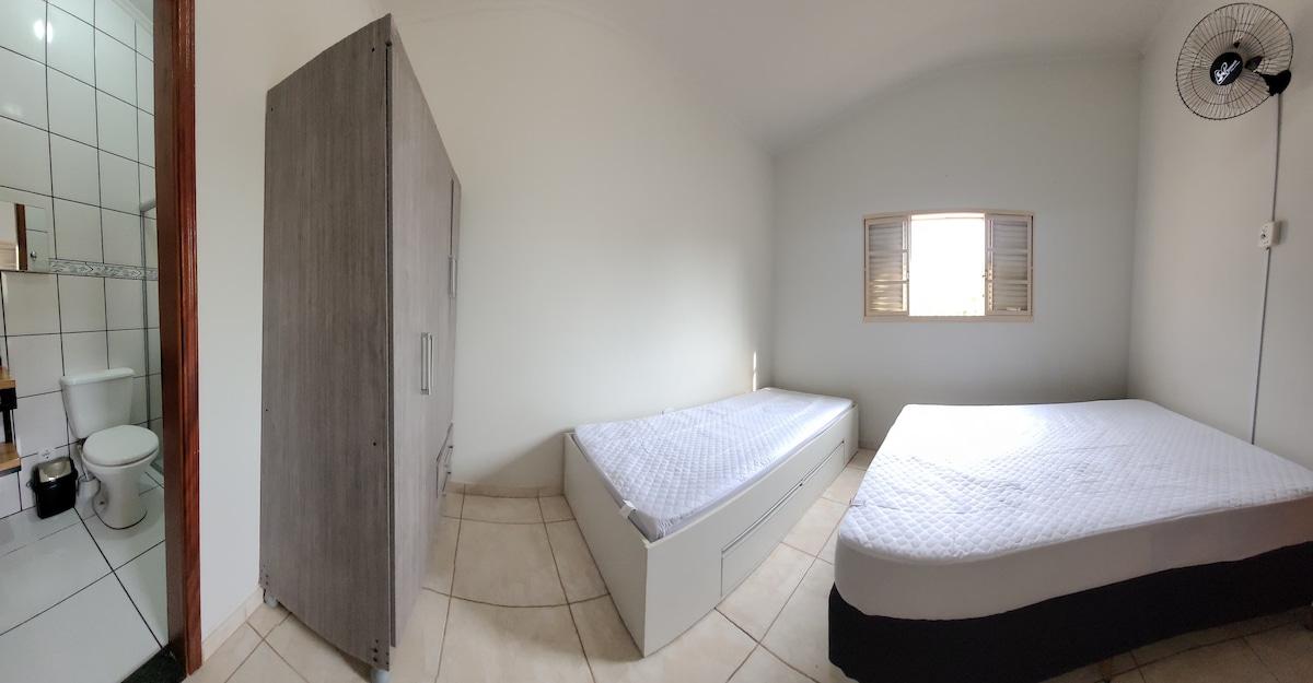 Апартамент:
01 Легло в Касал;
01 единично легло;
01 Вентилатор на тавана.