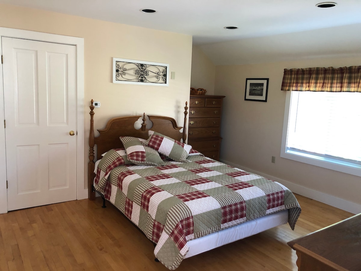 ห้องนอน AirBnB พร้อมเตียงควีนไซส์มีพื้นที่ตู้เสื้อผ้ามากมายสำหรับการเข้าพักระยะยาว