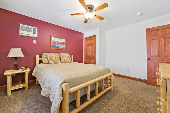 3RD FLOOR BEDROOM - QUEEN BED, COMFORTABLY SLEEPS 2