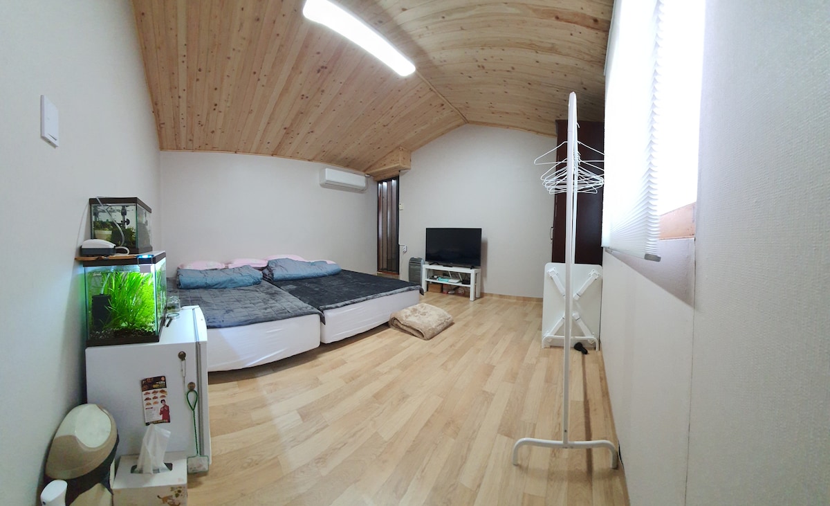 Grote kamer met meer dan voldoende ruimte met 2 bedden verbonden