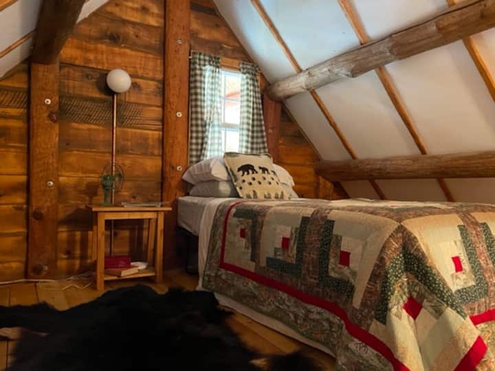 Eenpersoonsbed in loft.