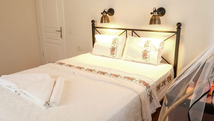 La nostra camera per gli ospiti, dove potrai svegliarti con gli ulivi e la vista sul giardino nel suo ampio letto, nel suo ampio letto.
C'è una culla per il bambino in camera e possiamo fornire un letto singolo in più.