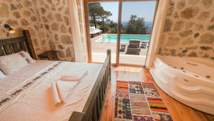 Camera genitore con servizi igienici e bagno in camera dove è possibile svegliarsi con vista sul mare e sulla piscina.
Puoi coccolarti nella vasca idromassaggio.