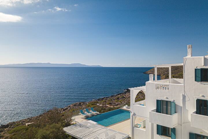 Infinity pool, hot tub & daily housekeeping gallery image 3