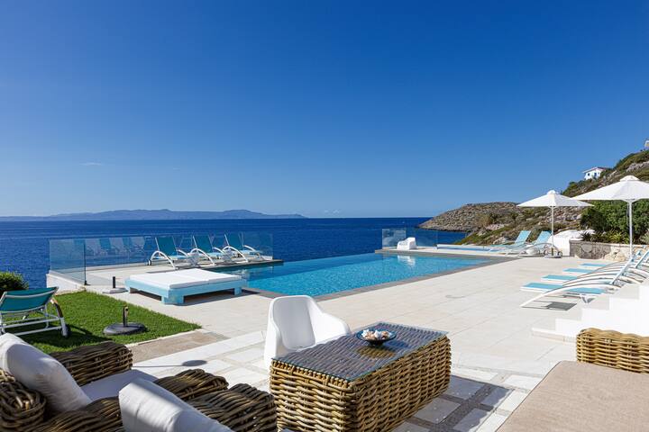 Infinity pool, hot tub & daily housekeeping gallery image 5