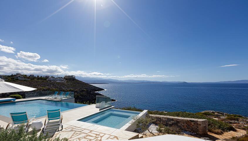 Infinity pool, hot tub & daily housekeeping gallery image 2