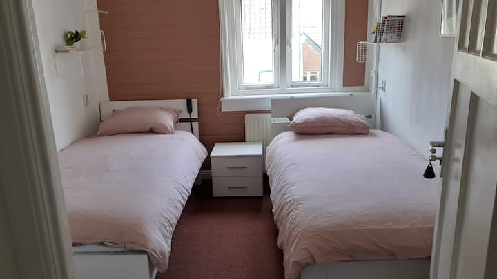Slaapkamer met 2 x 1 persoonsbed
