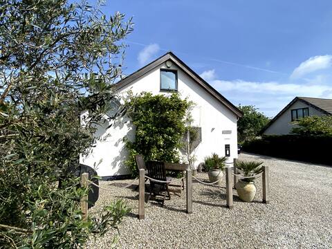 Successful Airbnb property: Sail Loft, Self contained private access studio. in St. Minver Lowlands