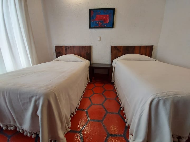 Recámara 3 con dos camas individuales y closet.