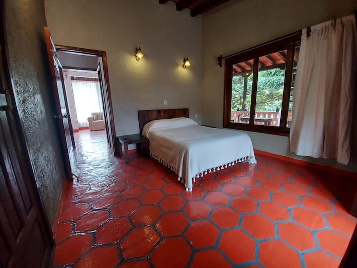 Recámara 2 con cama matrimonial, closet, balcón y ventana a la terraza.