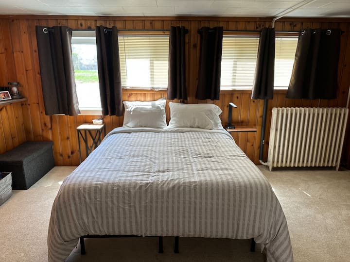 Manželská posteľ v suteréne s 13-palcovým svetlom pre dostatok úschovne batožiny,