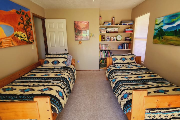 ห้องนอนที่ 3 พร้อมเตียงแฝด 2 หลังและที่รองนั่ง