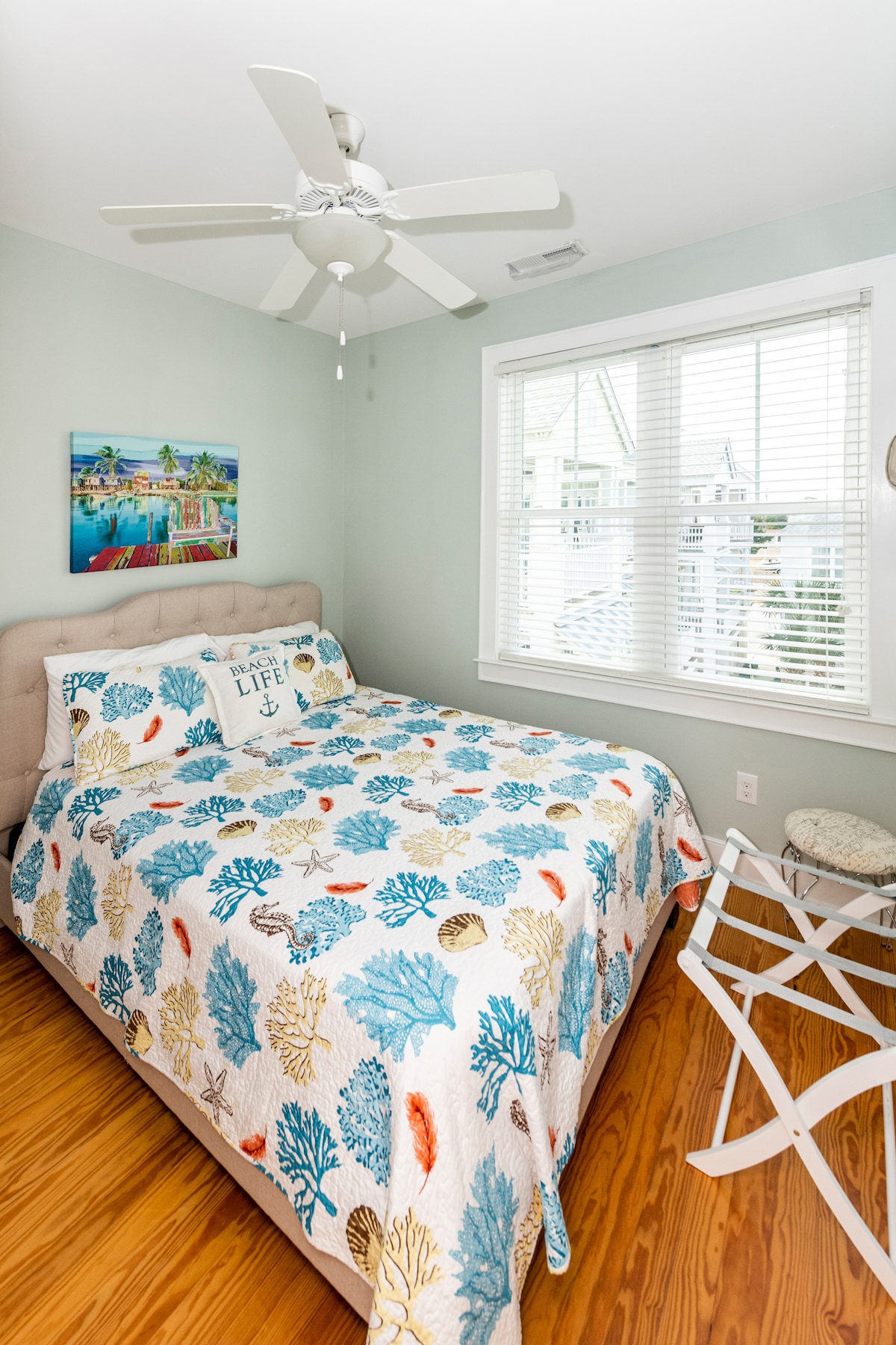 Dormitorio uno con televisión y vistas a la piscina.