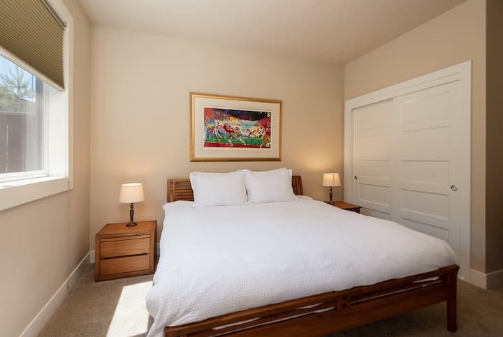 Трета спалня - суперголямо двойно легло с малко пространство на бюрото