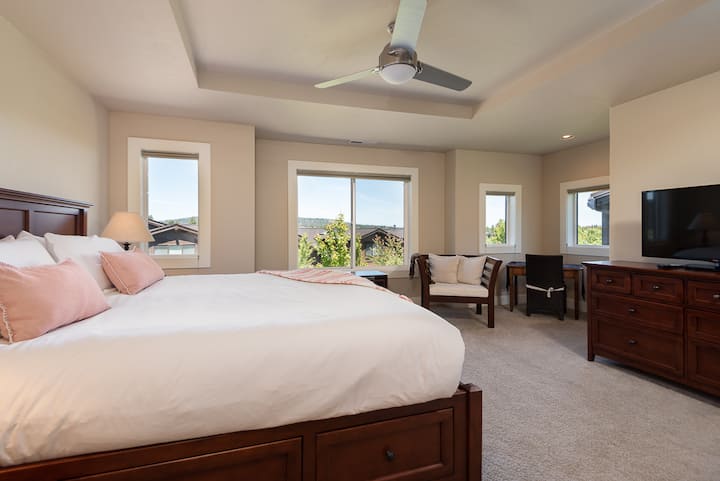 Основна спалня с двойно легло.  Място за сядане с бюро и телевизор.  