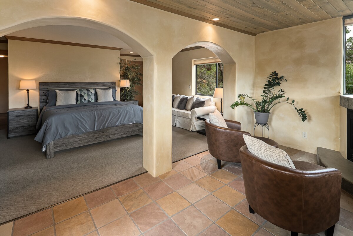 นี่คือวิวจากห้องสวีทห้องนอนที่สองที่ชั้นแรก  คุณสามารถเห็นเก้าอี้ใกล้เตาผิงโซฟาที่สะดวกสบายสำหรับการพักผ่อนในช่วงบ่ายและเตียงขนาดคิงไซส์ที่สะดวกสบายมาก ห้องพักนี้มีวิวสวยและทางเข้าแยกต่างหาก