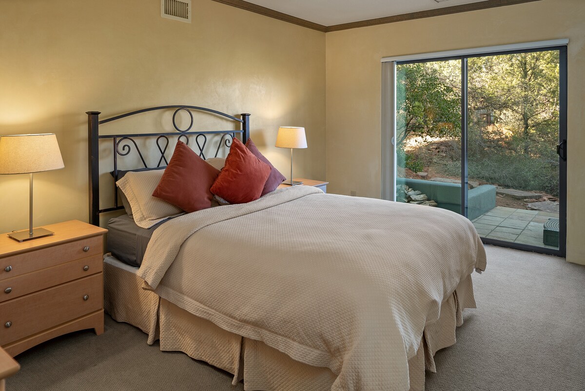 ห้องนอนที่สามนี้มีเตียงควีนไซส์ตั้งอยู่ที่ชั้นแรก  ประตูกระจกบานเลื่อนเข้าถึงอ่างน้ำร้อน