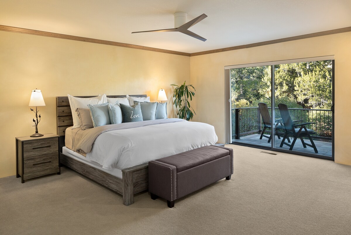 ห้องนอนหลัก (ใหญ่) พร้อมเตียงคิงไซส์ลานส่วนตัวและวิวสวยงาม  