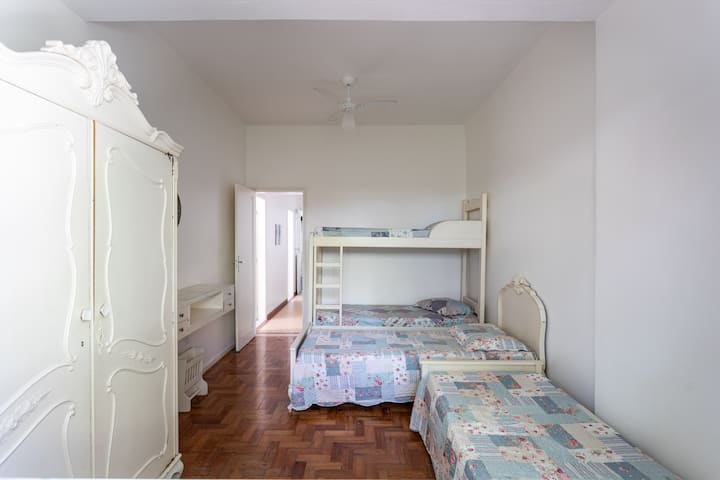 Dvokrevetna soba s bračnim krevetom i 1 krevet na kat