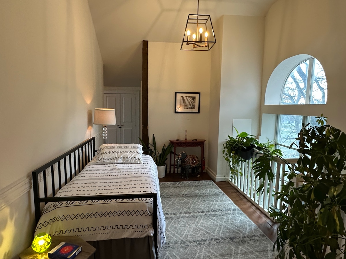 El área del loft abierto del segundo piso en la parte superior de las escaleras tiene capacidad para 2 adultos con una cama nido (colchón individual con somier) y un colchón en el piso plegable. 

Esta es el área para dormir del loft, separada del dormitorio principal.