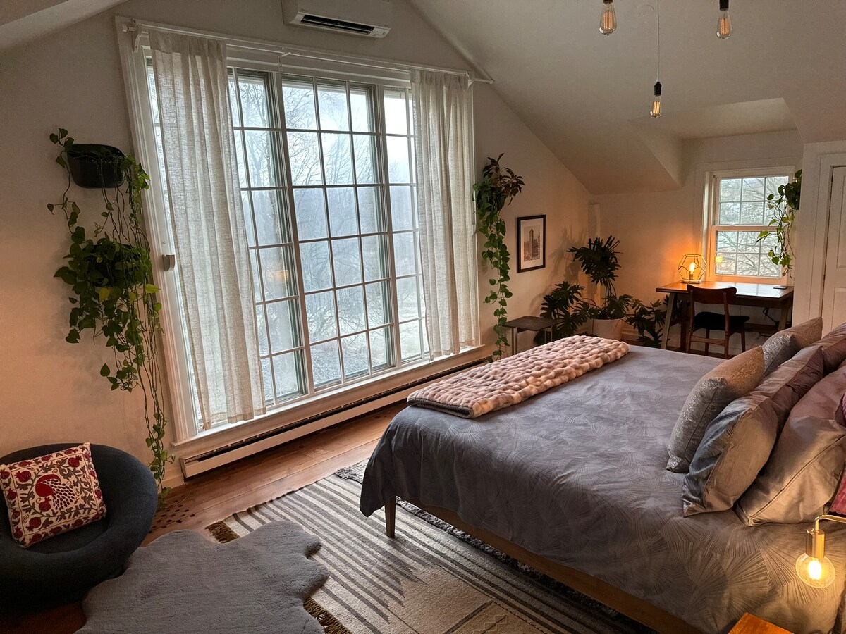 Dormitorio tamaño king en el segundo piso con espacio de trabajo y vistas.