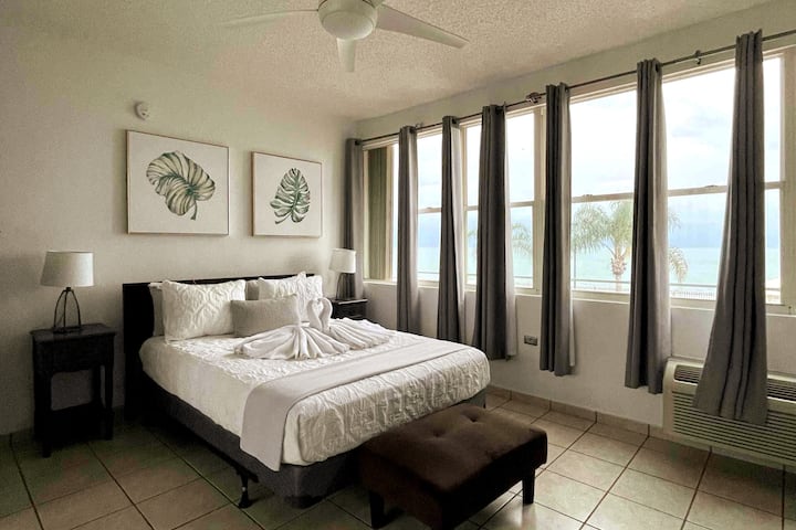 Chumba cha kulala cha Mwalimu na Kifua cha Droo hakijapigwa picha upande wa kulia.