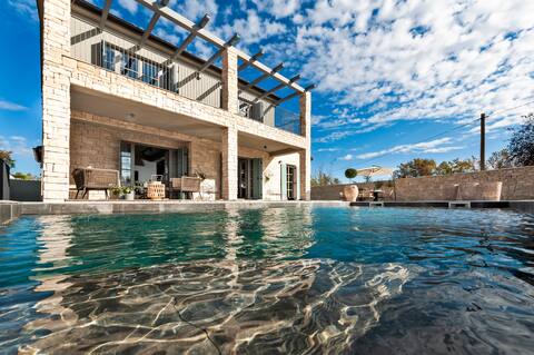 Villa Art Renata with Pool, Sauna & Hot Tub