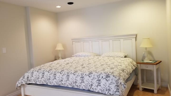 Gezellig kingsize bed in de mastersuite