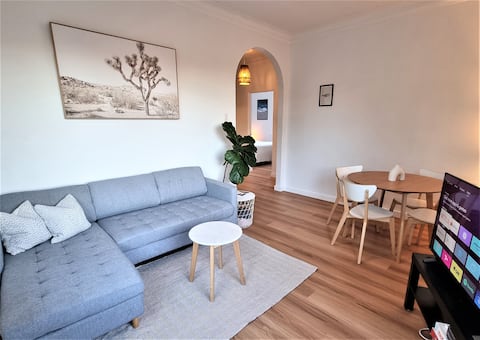 Modern & bright 2 bedroom art deco apartment