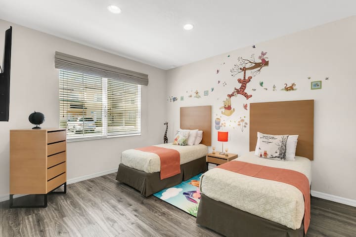 Chambre pour enfants avec 2 lits simples, télévision et salle de bain attenante au 1er étage