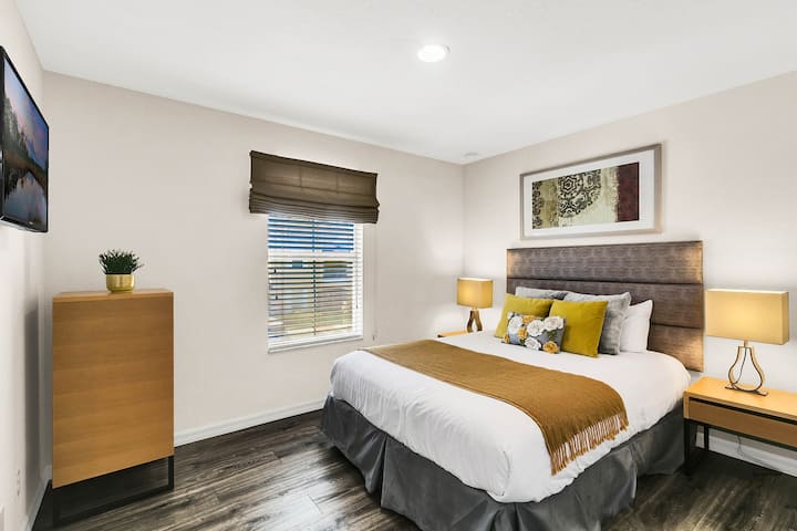 4e chambre avec lit Queen Size et télévision au 2e étage
