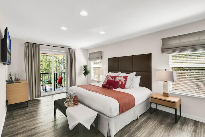 Chambre principale avec lit King Size, télévision, salle de bain attenante et balcon privé au 2e étage.
