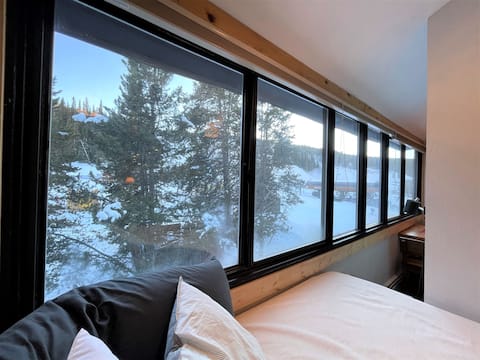 Top performing Airbnb: Slope-side LOFT Ski-In & Ski-Out! Window bed in Copper Mountain