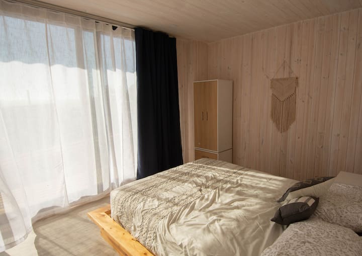 Queen room