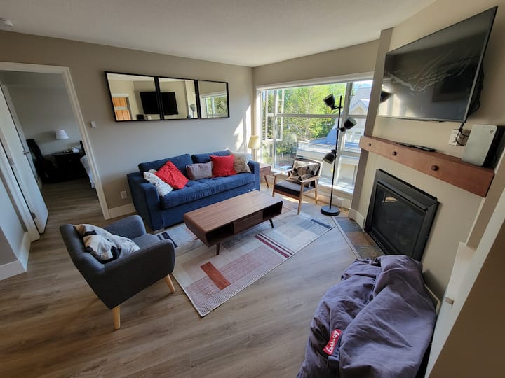 Spacious 2br/2bath In Village, Ht, Modern+ Parking - Whistler