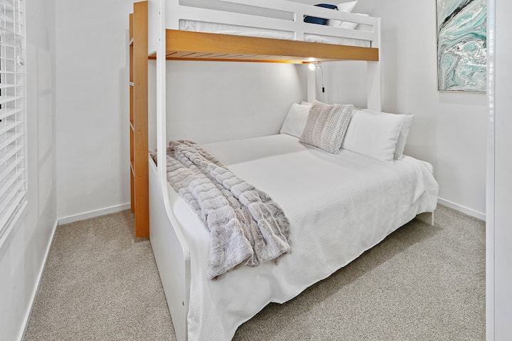 Segundo dormitorio con lugares flexibles para dormir - Cama doble para parejas o aquellos niños a los que no les importa compartir y una litera individual en la parte superior.