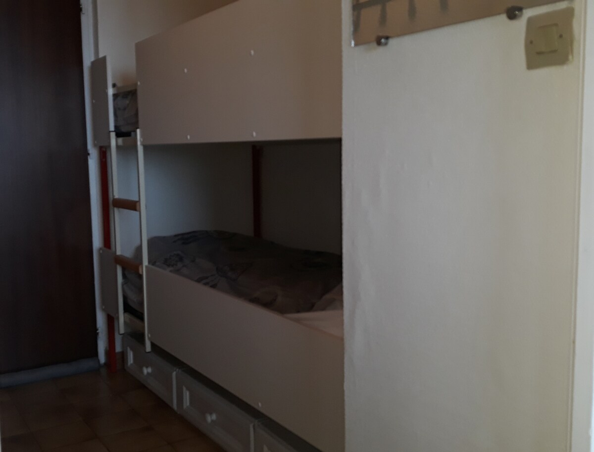 Stapels in slaapgedeelte