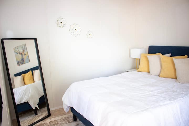 Საძინებლებში არის კომფორტული და სუფთა საწოლი.