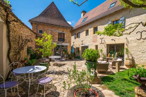 CHARMING HOUSE IN SAINT-LÉON-SUR-VÉZÈRE