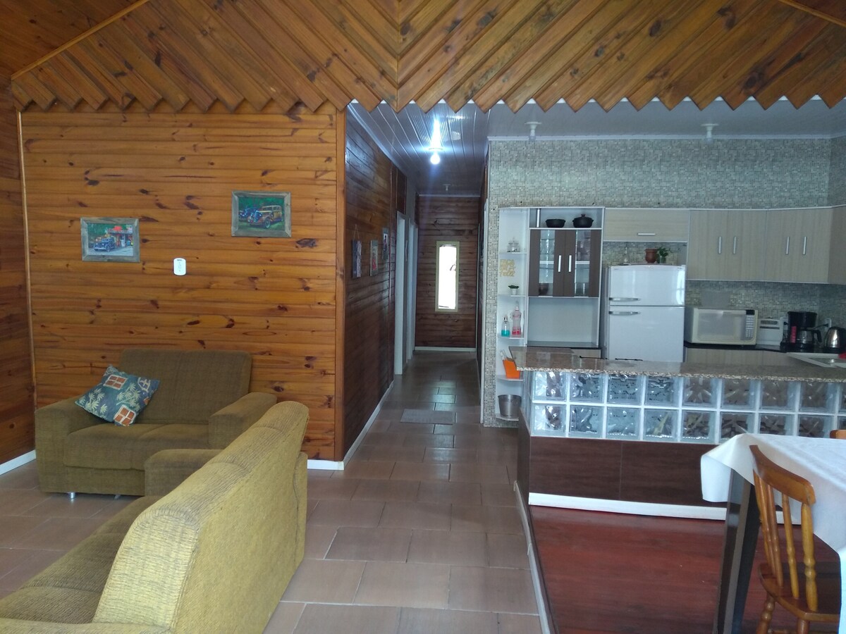 Მისაღები ოთახი, სამზარეულო,  სასადილო და დერეფანი საძინებლებზე