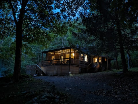 Cozy wooded cabin near the SNP! Firewood provided!