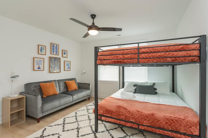 חדר שינה 4 כולל עוד עיצוב וריהוט מדהימים, מלכה מעל מיטת קווין סייז ופוטון שמתקפל למילוי!