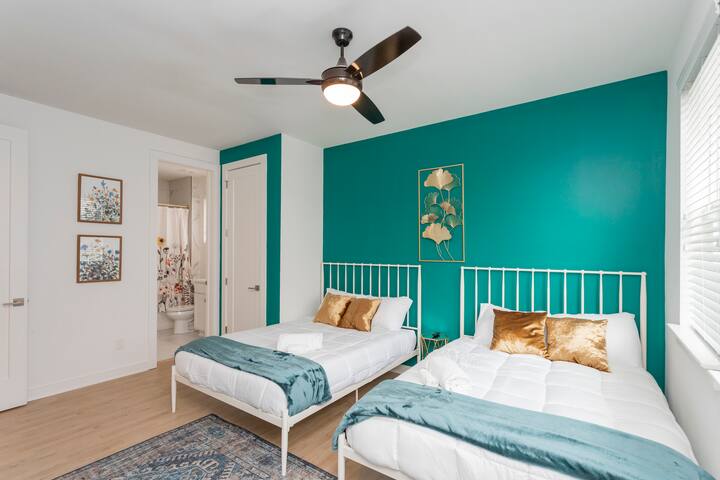 Luxurious Newbuild • 5 min to Broadway • 4 Full BA gallery image 4