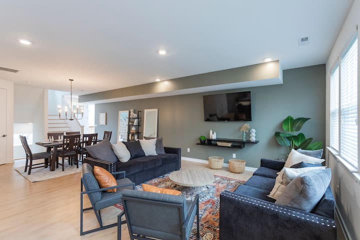 Luxurious Newbuild • 5 min to Broadway • 4 Full BA gallery image 2