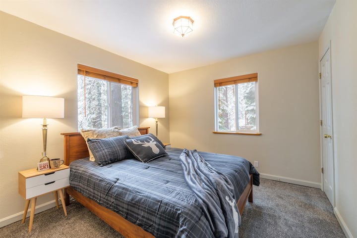 غرفة نوم بسرير ملكي.