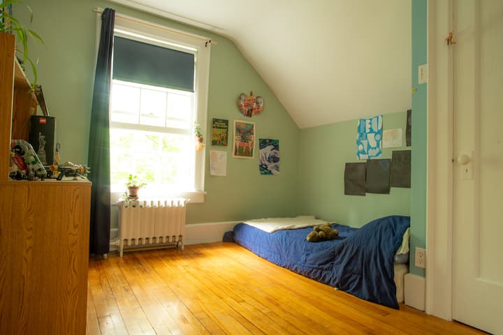 Dhoma e fëmijëve (krevat dopio) / Chambre d 'enfant (e ndriçuar e thjeshtë)