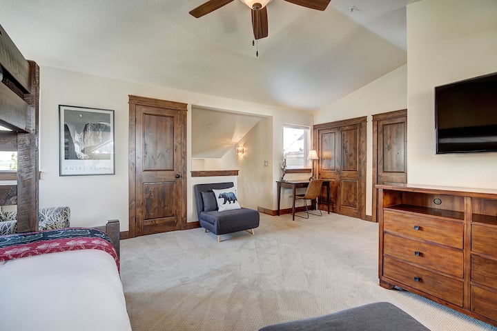 בלופט יש שפע של מקום לעבוד, בית ספר או משחק!